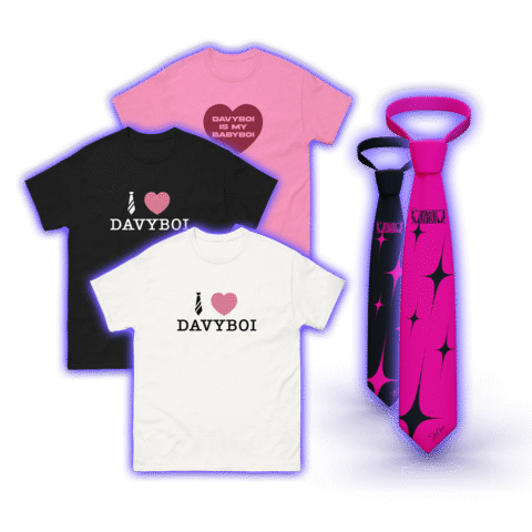 Drei T-Shirts (rosa, schwarz, weiß) mit "DAVYBOI"-Schriftzügen und Herz/Necktie-Grafiken sowie zwei Krawatten (schwarz/pink mit Sternmustern) auf schwarzem Hintergrund mit lila Leuchtrand